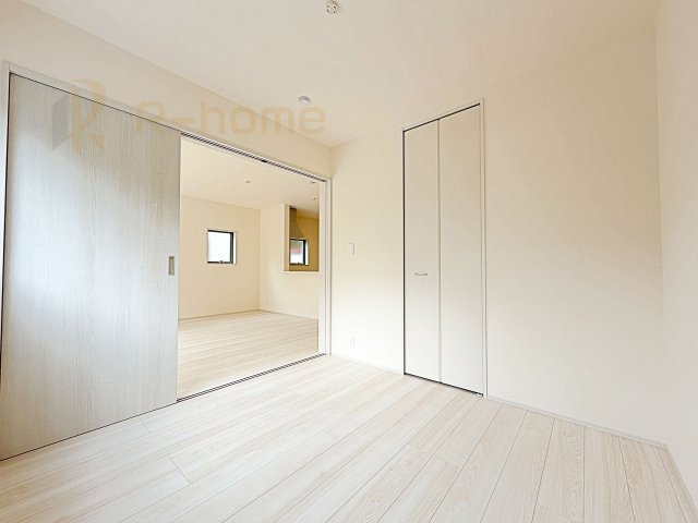 第1石岡市旭台　新築戸建て　1号棟の洋室|1階洋室はゲストルーム、キッズスペースとしても利用可能♪
開放してリビングと繋げればゆとりの大空間！