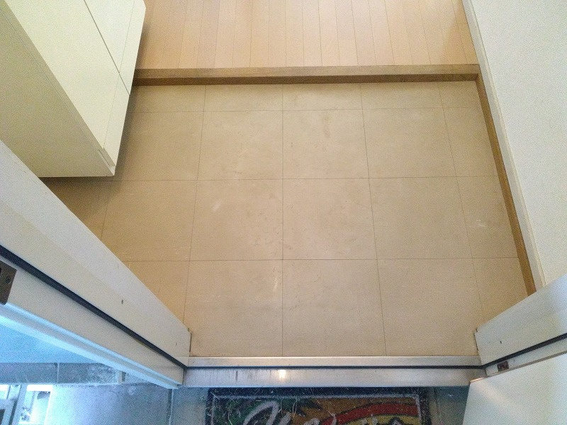 エクセルアイ壱番館の玄関