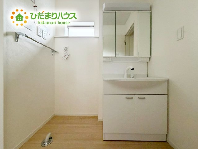 高萩市高萩第3　新築戸建　1号棟の独立洗面台|三面鏡の大きな鏡は憧れます(^^♪ 鏡の後ろは収納となっていて、細かいものでも収納できるのでスッキリと整理できます！