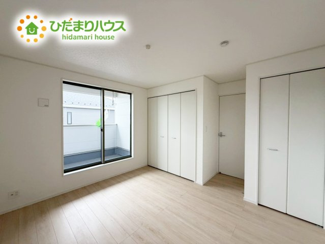 高萩市高萩第3　新築戸建　1号棟の寝室|バルコニーに面していて、たっぷり光りの入る明るい主寝室です！