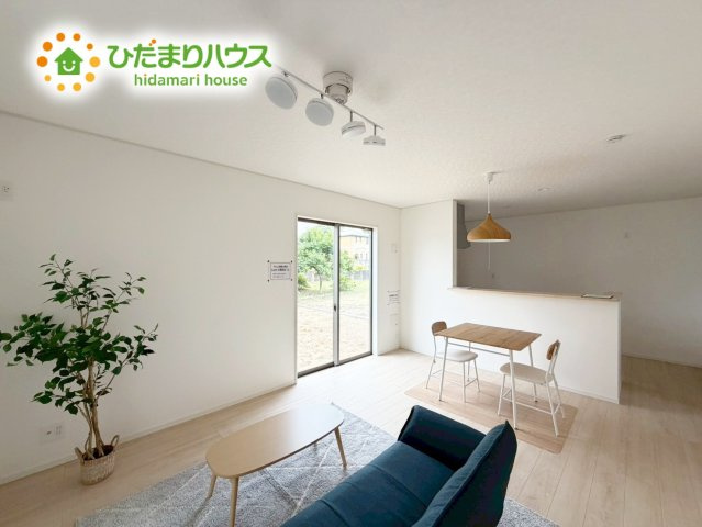 高萩市高萩第3　新築戸建　1号棟の居間・リビング|リビング大きな窓からは、暖かな日の光が降り注ぎます・・・