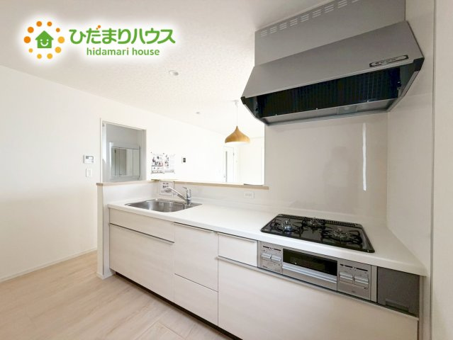 高萩市高萩第3　新築戸建　1号棟のキッチン|3口コンロでお料理する時間も短くなりそうですね(*‘∀‘)