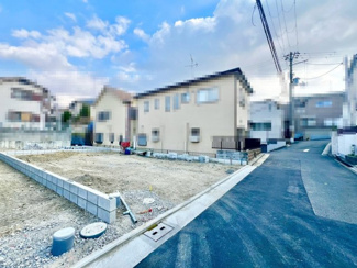【前面道路含む現地写真】 | 北条町１丁　新築一戸建 | ＬＤＫ約１８帖！３面採光の明るくゆとりのあるリビングは家族が自然に集まる空間になりますね♪