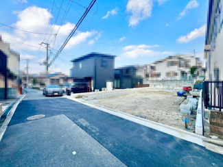 【前面道路含む現地写真】 | 北条町１丁　新築一戸建 | 家族を身近に感じる対面式キッチンです！３口コンロ・浄水器付きのシステムキッチンです♪