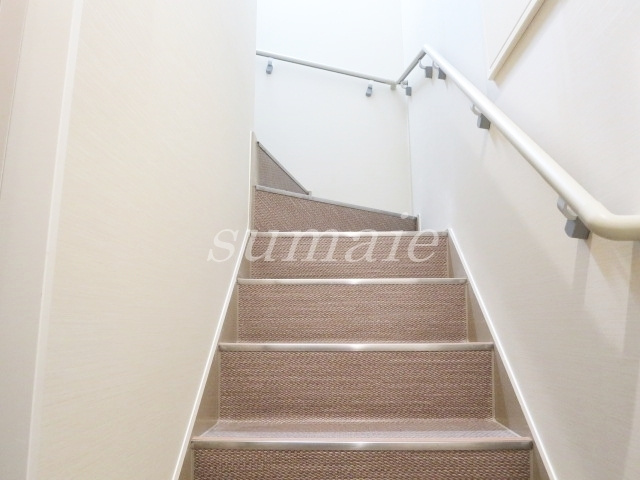 プランドール赤羽のその他共用部分|非常階段が室内でセキュリティー安心。