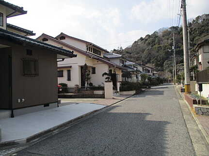 廿日市市阿品台5丁目　中古一戸建ての前面道路含む現地写真