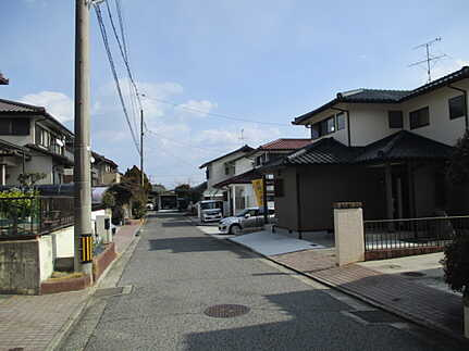 廿日市市阿品台5丁目　中古一戸建ての前面道路含む現地写真
