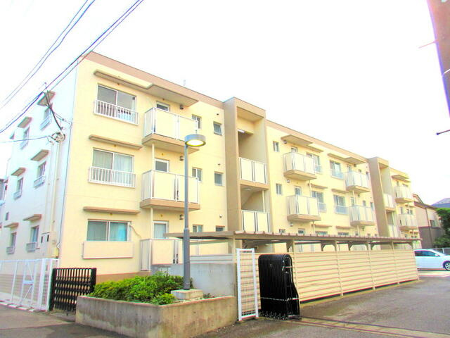 キャストロ鎌ケ谷のエントランス