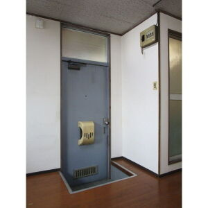 名城ハイツの玄関