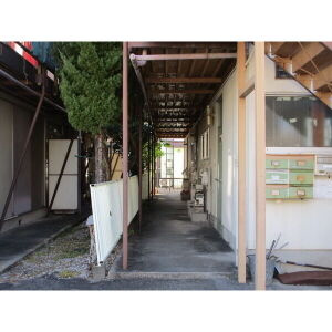 名城ハイツのエントランス