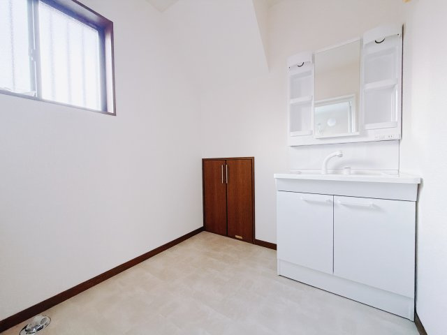 【中古戸建】藤岡市鬼石の独立洗面台|■洗面室｜洗濯機を置いてもゆとりある広さの洗面脱衣室です♪三面鏡の洗面化粧台なので身支度もしやすくおしゃれが好きな方にも嬉しい設計です♪窓があるので換気の際も楽ちんです♪
