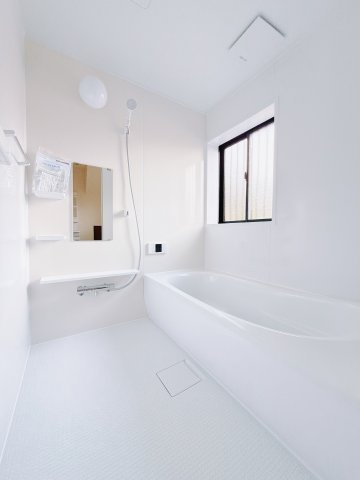 【中古戸建】藤岡市鬼石の浴室|■浴室｜大人が足を伸ばしても入れる広々浴槽ですので、肩まで浸かって体全体をしっかり温められます。大きな窓がついておりますので、湿気で篭りがちなバスルームも換気することができます( ＾＾ )