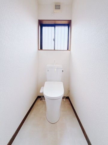 【中古戸建】藤岡市鬼石のトイレ|■トイレ｜白を基調としたトイレです♪窓付きなので、換気もでき常に綺麗を保てます♪