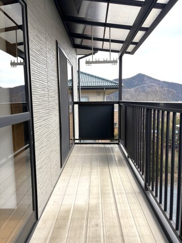 【中古戸建】藤岡市鬼石のバルコニー|■バルコニー｜あたたかな陽のひかりを浴びることのできるバルコニー。お洗濯物やお布団を干せば、家族みんなが気持ちよく暮らすことができます(*^^*)
