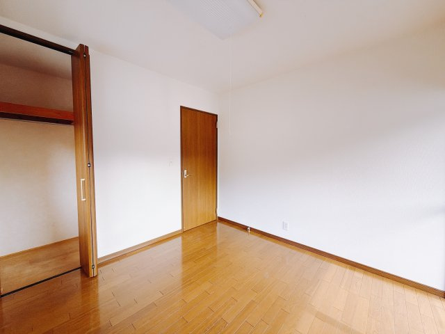 【中古戸建】藤岡市鬼石の洋室|■2階洋室｜ナチュラルカラーの床です。模様替えなどとても楽しく工夫できます♪陽当たり、風通しもとても良いので毎日快適な生活スタートです！子供部屋にも良いですね♪