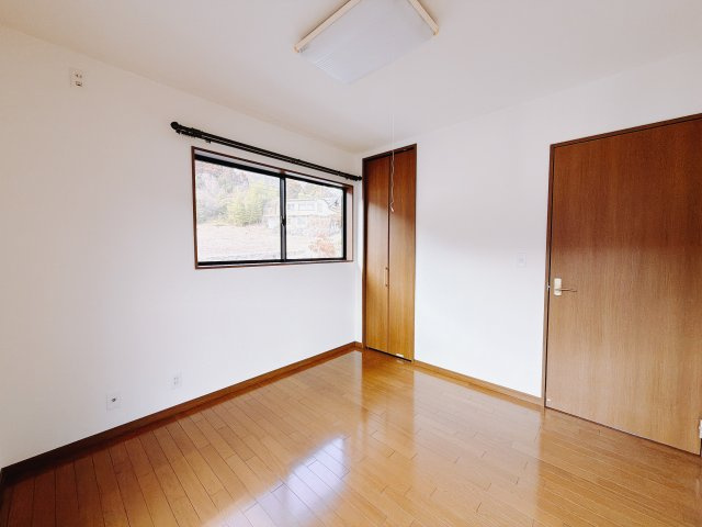 【中古戸建】藤岡市鬼石の洋室|■2階洋室｜2階各居室には収納をご用意しています♪常にお部屋を綺麗に保てます！小さなお子様も自然とお片付けができるようになるのでうれしいですよね！