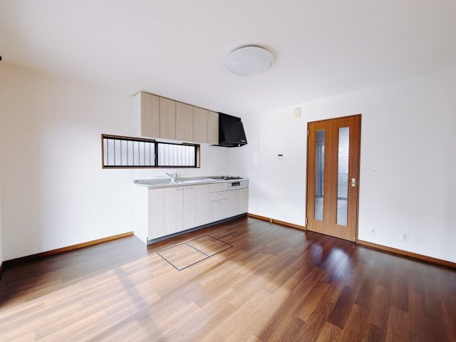 【中古戸建】藤岡市鬼石の居間・リビング|■リビング｜陽当たり良好のリビングダイニング♪賃貸では叶わなかった、お友達とのホームパーティや大音量で映画やテレビを楽しむことができます(*^^*)