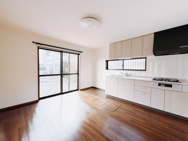 【中古戸建】藤岡市鬼石の居間・リビング|■リビング｜落ち着きのある表情を見せるリビングダイニング。太陽の光がたっぷり差し込むリビングは、自然とご家族が集まる居心地の良い空間です。