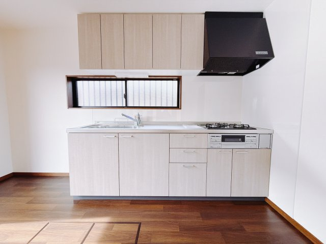 【中古戸建】藤岡市鬼石のキッチン|■キッチン｜ワークトップの幅が広く、お子様といっしょにお料理をつくったり、ちょっとしたパーティーも楽しめます。フラットなのでお掃除がしやすいのもポイントです♪