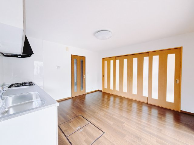 【中古戸建】藤岡市鬼石の居間・リビング|■リビング｜木製で懐かしさのある家具やアンティーク調の小物に囲まれてレコードを流したり小説を読んだり…そんな心ときめく暮らしをしませんか？