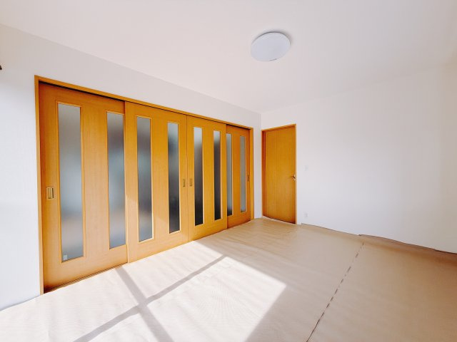 【中古戸建】藤岡市鬼石の和室|■1階和室｜リビングと繋がっている和室は、お子様の様子を見守りながらお洗濯物を畳んだり、家事の合間のちょっとした休憩やのんびりお昼寝にも♪セカンドリビングとしてもお使いいただけます。