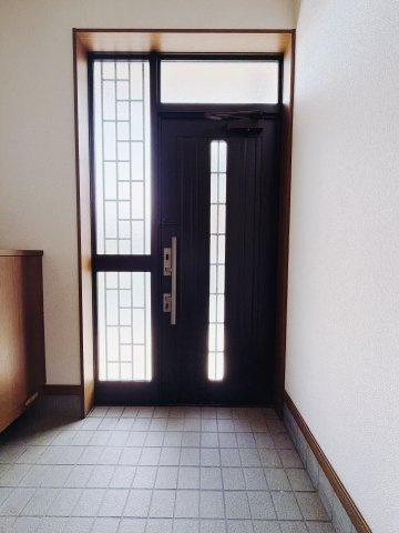【中古戸建】藤岡市鬼石の玄関|■玄関｜「玄関から、我が家を心地よく。自然の風や光を感じられる気持ちのいい玄関へ。」永く居心地のいい暮らしを演出する快適性能と安心を両立させたドアを採用しました！