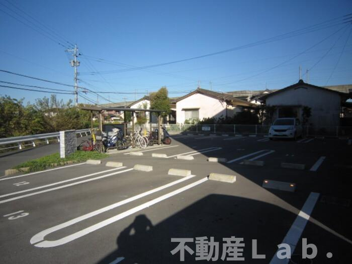 サンローズ・島町の駐車場