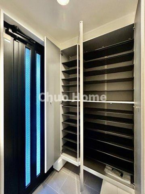 【玄関】 | 葛飾区東四つ木2丁目中古住宅 | 【玄関】玄関には大型のシューズクローゼットを設置しておりますのでいつでもスッキリりとした空間を保てます。玄関周りを清潔に使うのはとても大事なことですよね。