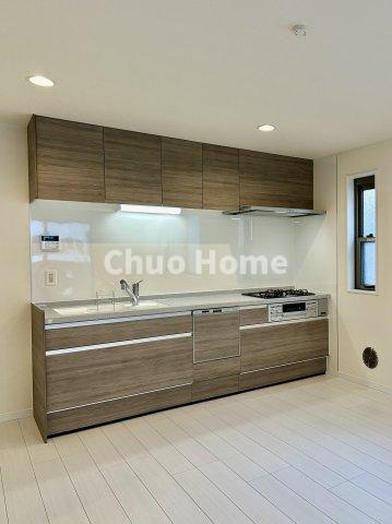 葛飾区東四つ木2丁目中古住宅のキッチン|ワイドで収納豊富なシステムキッチン