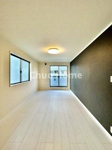 葛飾区東四つ木2丁目中古住宅の寝室|【寝室】心と体をゆったりと安らげる主寝室。寝室のゆとりが大きい分だけ、暮らしの安らぎは深まります。一日の疲れを癒すだけでなく、ご夫婦の親密な語らいを紡ぎ出します