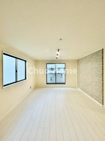 葛飾区東四つ木2丁目中古住宅の居間・リビング|【リビングダイニング】一日の中で多くの時間を過すことになるリビングダイニングだからこそ、いつも穏やかな空間であることが必然。爽やかな通風と採光を存分に感じる事が出来る空間です。