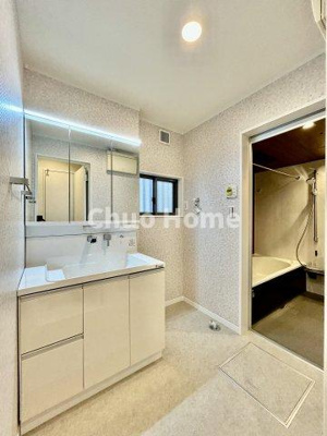 【ランドリースペース】 | 葛飾区東四つ木2丁目中古住宅 | 【ランドリースペース】担当者がスケールを持ち歩いておりますので、ご見学時には現在お使いの洗濯機などがきちんと収まるかなどもチェックして下さい。見学前に測っておくと非常に便利だと思います。