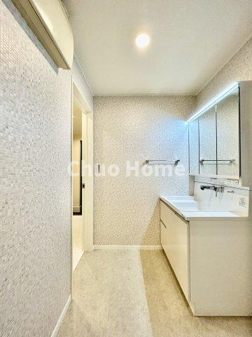 葛飾区東四つ木2丁目中古住宅の脱衣所|【洗面所】明るい洗面所は朝をすっきりさせてくれる空間です。バタバタしている忙しい朝でも収納が多い洗面台では短い時間で効率良く支度ができます。