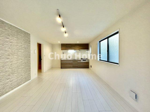 葛飾区東四つ木2丁目中古住宅の居間・リビング|【居間・リビング】「ＬＤＫは家族団らんをデザイン」広いＬＤＫでは家族が集まり一緒の時間を過ごせる工夫がされております。何気ない一日の当たり前のひとコマがいつか一生の宝物になります