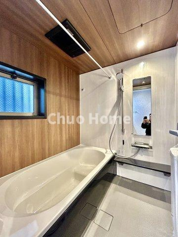 葛飾区東四つ木2丁目中古住宅の浴室|【バスルーム】暖房換気乾燥機付きシステムバスルーム。暖房・冷風・換気・乾燥など、毎日を快適に過ごせるうれしい機能が揃っています。雨の日の洗濯物も安心です。