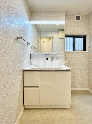 【独立洗面台】 | 葛飾区東四つ木2丁目中古住宅 | 【洗面化粧台】洗面化粧台には三面鏡を採用。身だしなみを整えやすい事はもちろんですが、鏡の後ろに収納スペースを設ける事により、散らかりやすい洗面スペースをすっきりさせる事が出来るのも嬉しいですね