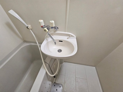 【浴室】 | メゾンラフィネ | 明るい洗面所です