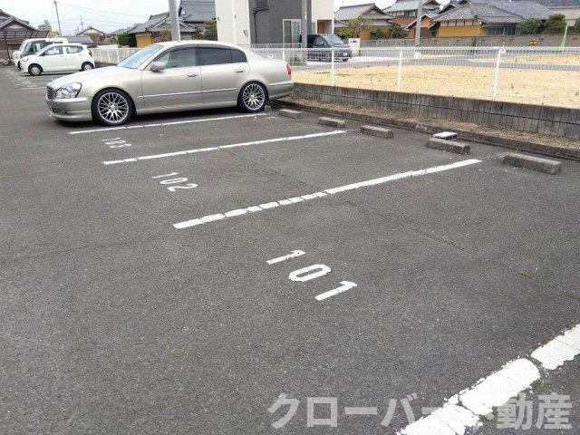 レオパレス高木の駐車場