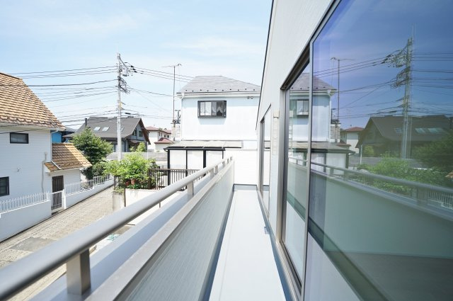 【落ち着いて暮らしたい】東野台｜高台立地×開放感×家事ラク動線、暮らし整う新築戸建て★仲介手数料無料★のバルコニー