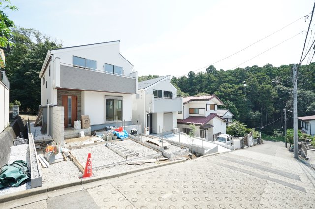 【落ち着いて暮らしたい】東野台｜高台立地×開放感×家事ラク動線、暮らし整う新築戸建て★仲介手数料無料★の前面道路含む現地写真|前面道路は傾斜はありますが、その分視線が抜ける開放的なロケーション。車通りも比較的少なく、静かで落ち着いた住環境が魅力です。