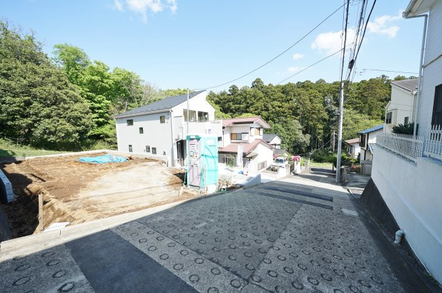 【落ち着いて暮らしたい】東野台｜高台立地×開放感×家事ラク動線、暮らし整う新築戸建て★仲介手数料無料★の前面道路含む現地写真|前面道路は傾斜はありますが、その分視線が抜ける開放的なロケーション。車通りも比較的少なく、静かで落ち着いた住環境が魅力です。