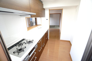 【キッチン】 | 【リフォーム済】ライオンズマンション舟入本町 | 【キッチンルーム】
独立型キッチンのメリットは、人目を気にせずに調理に集中できます！
来客時に手元や調理場を見られることなく調理ができ、
隣接するリビングやダイニングまで油や煙が広がりにくくなります。