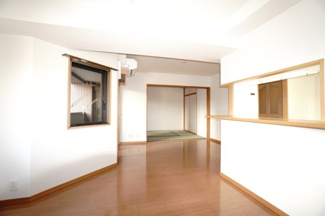 【居間・リビング】 | 【リフォーム済】ライオンズマンション舟入本町 | 【約15帖LDK】
リビングの奥まで視線が抜けることで、実際以上の広がりを感じられるLDK。
キッチンからも空間全体を見渡しやすく、
家事をしながらでも家族の気配を感じられる、安心感のある間取り設計。