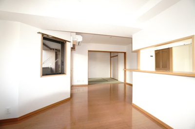 【居間・リビング】 | 【リフォーム済】ライオンズマンション舟入本町 | 【約15帖LDK】
リビングの奥まで視線が抜けることで、実際以上の広がりを感じられるLDK。
キッチンからも空間全体を見渡しやすく、
家事をしながらでも家族の気配を感じられる、安心感のある間取り設計。