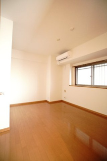 【洋室】 | 【リフォーム済】ライオンズマンション舟入本町 | 【洋室約6.4帖】
心と体をゆったりと安らげる主寝室。
寝室のゆとりが大きい分だけ、
暮らしの安らぎは深まります。
一日の疲れを癒すだけでなく、
ご夫婦の親密な語らいを紡ぎ出します。