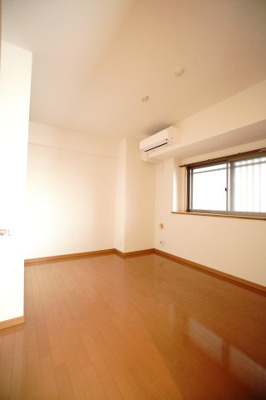 【洋室】 | 【リフォーム済】ライオンズマンション舟入本町 | 【洋室約6.4帖】
心と体をゆったりと安らげる主寝室。
寝室のゆとりが大きい分だけ、
暮らしの安らぎは深まります。
一日の疲れを癒すだけでなく、
ご夫婦の親密な語らいを紡ぎ出します。