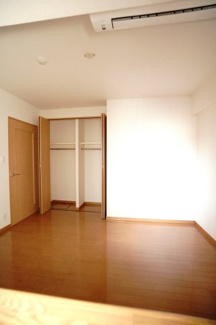 【洋室】 | 【リフォーム済】ライオンズマンション舟入本町 | 【洋室約6.4帖】
どんな家具や敷物でも部屋に馴染みやすく、
コーディネートがし易そうですね。
配置も柔軟に対応できるので身の回りの整理もし易い！
自分好みの空間に出来そうですね！