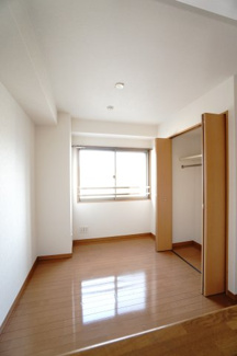 【洋室】 | 【リフォーム済】ライオンズマンション舟入本町 | 【洋室約5.2帖】
居室にはクローゼットを完備。
自由度の高い家具の配置が叶うシンプルな空間です。
お子様の成長と人数と共に必要になる
子供部屋にもぴったりの間取りですね。