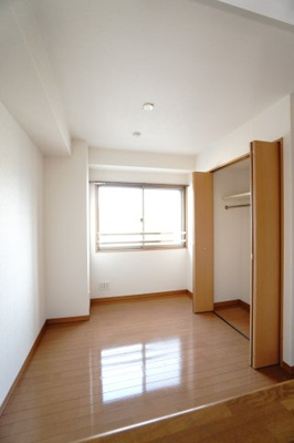 【洋室】 | 【リフォーム済】ライオンズマンション舟入本町 | 【洋室約5.2帖】
居室にはクローゼットを完備。
自由度の高い家具の配置が叶うシンプルな空間です。
お子様の成長と人数と共に必要になる
子供部屋にもぴったりの間取りですね。