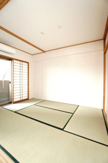 【和室】 | 【リフォーム済】ライオンズマンション舟入本町 | 【Japanese-style room】
リビングに隣接した和室。
冬はコタツを置いたり、優しい畳の感触は
赤ちゃんのお昼寝にもぴったり！
居室スペースとしてだけでなく、客間としても活用できます。